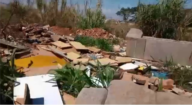 Foto 4 de 6 — Terreno virou “lixão”, no Selmi Dei